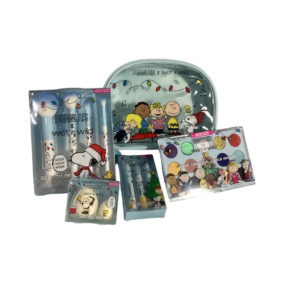 wet n wild Other - Wet n Wild Peanuts Snoopy Gang 5pc 2022 Set: Bag, Brushes, Sponges & MORE